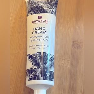 4/15$ Coconut oil minerals hand cream